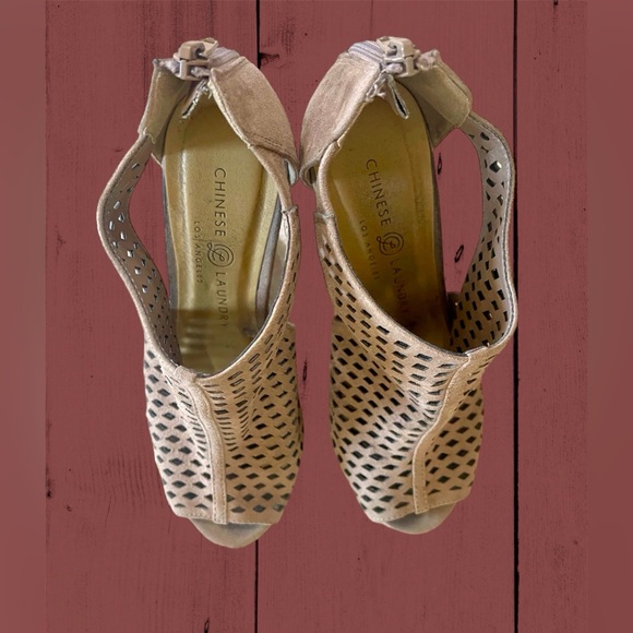 Chinese Laundry Womens Indie Wedge Sandal Micro Suede Size 5.5W - Picture 4 of 6